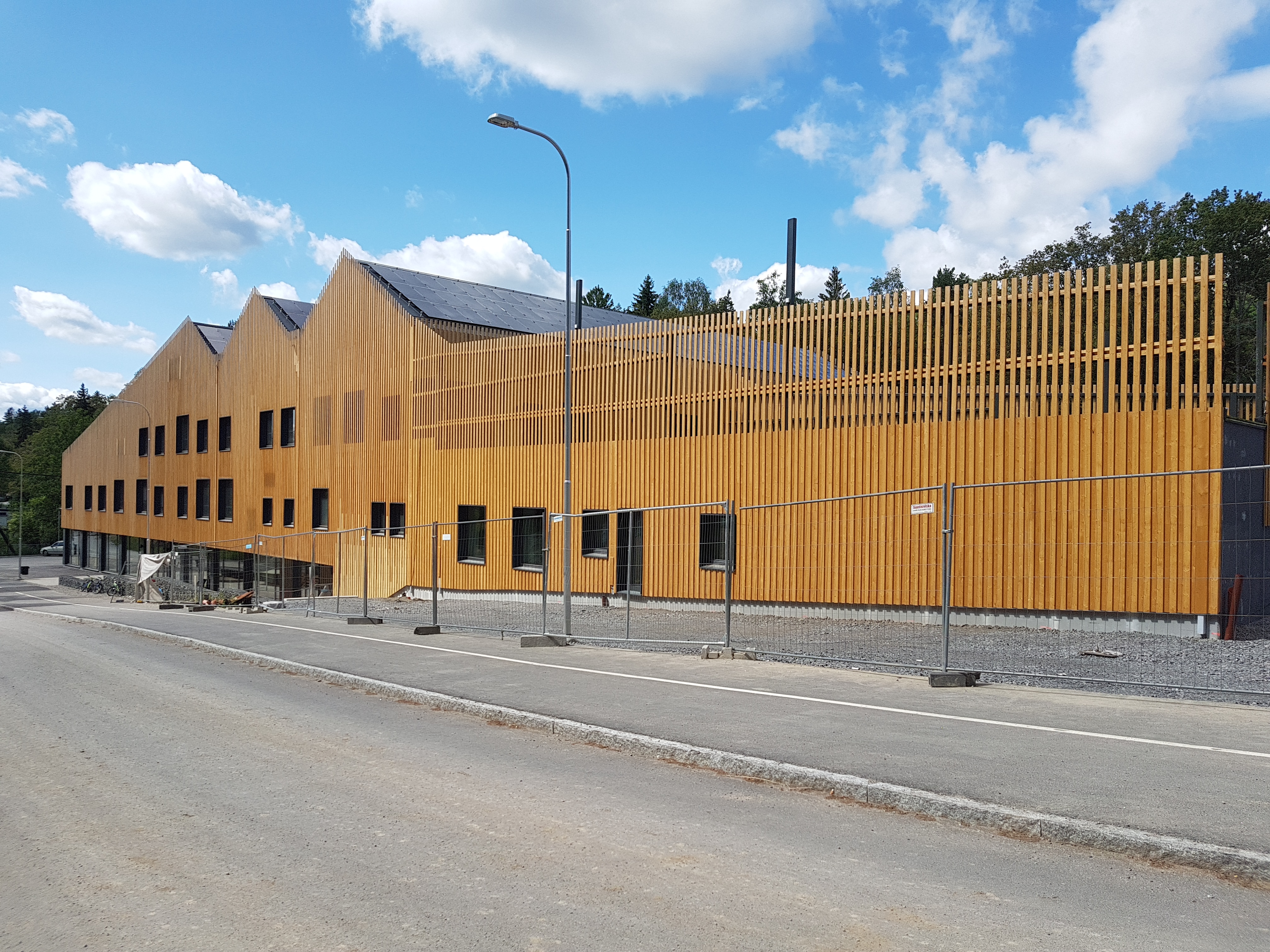 DAS BAU- UND AUSFÜHRUNGSPROJEKT EINER STAHLGERÜSTKONSTRUKTION FÜR DAS VIERSTÖCKIGE MODULARE SCHULGEBÄUDE MIT EINER TURNHALLE SKAPASKOLAN IN SCHWEDEN, MIT EINER FLÄCHE VON CA. 5300 m²